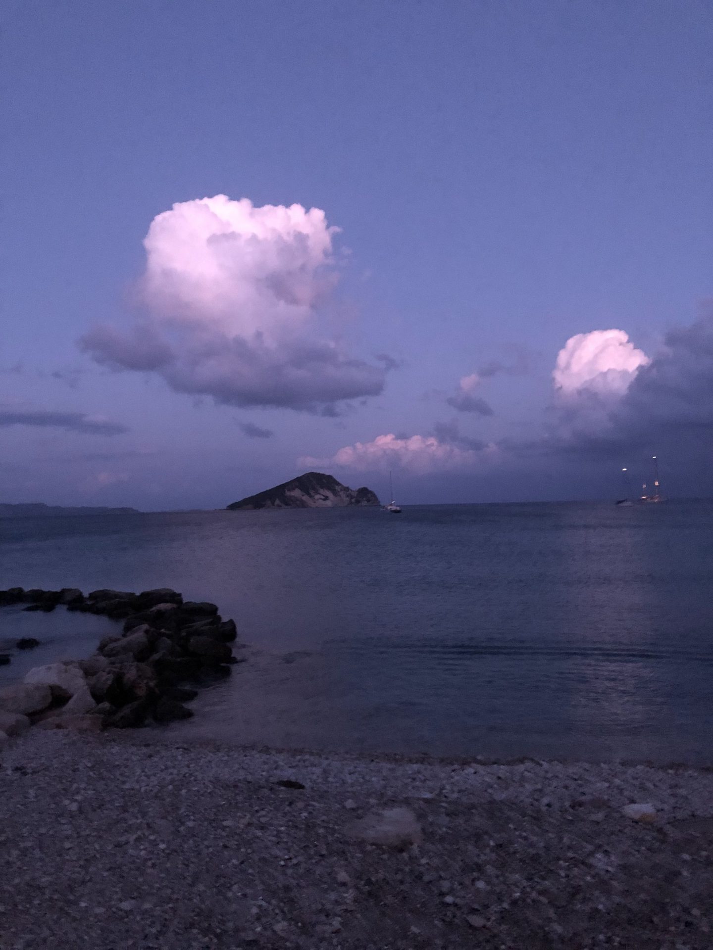 Abenddämmerung mit rosa Wolken über Marathonisi