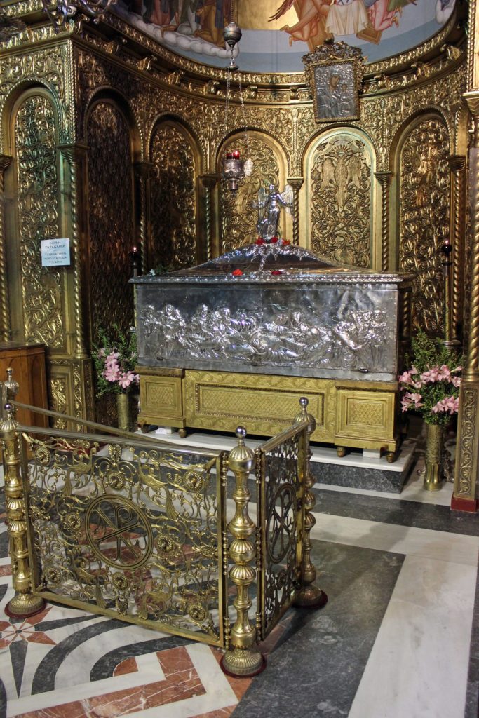 Silberner Reliquienschrein in einem vergoldeten, geschnitzten Gehäuse in der Kirche Agios Dionysios