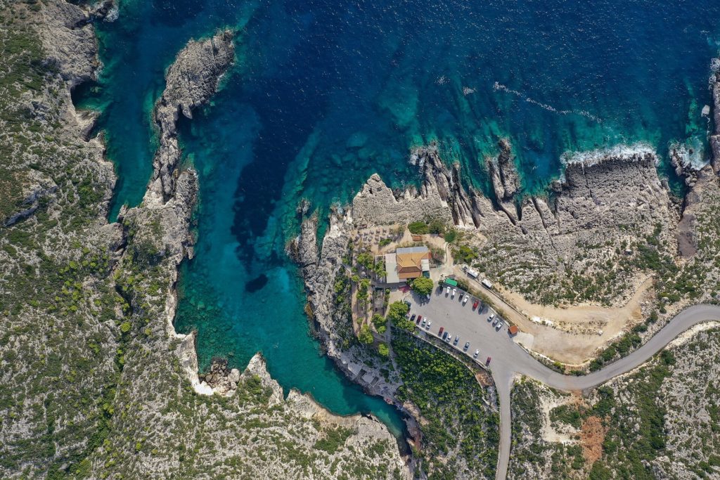 Luftaufnahme der schmalen Bucht Porto Limnionas mit türkisfarbenem Wasser