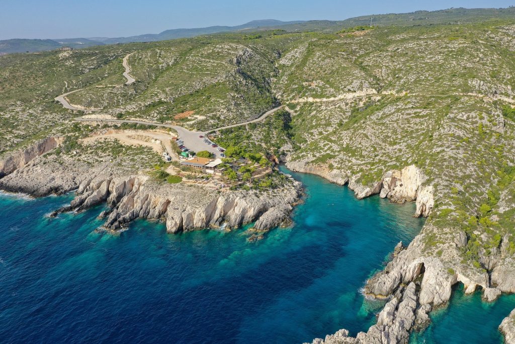 Luftbild der Westküste mit der Bucht Porto Limnionas und der Zufahrtsstraße