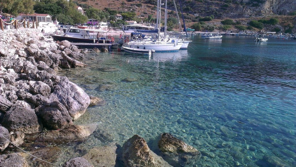 Boote und Segeljachten im Hafen von Agios Nikolaos