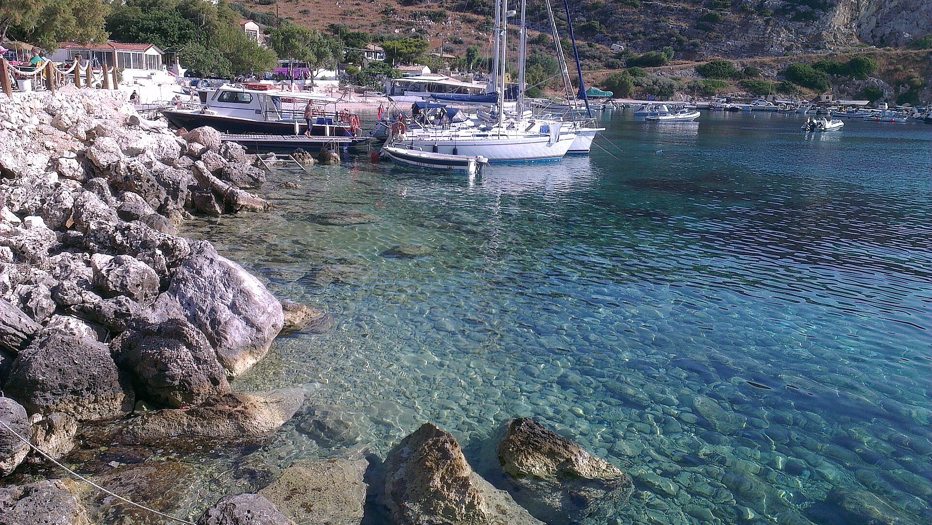 Boote und Segeljachten im Hafen von Agios Nikolaos