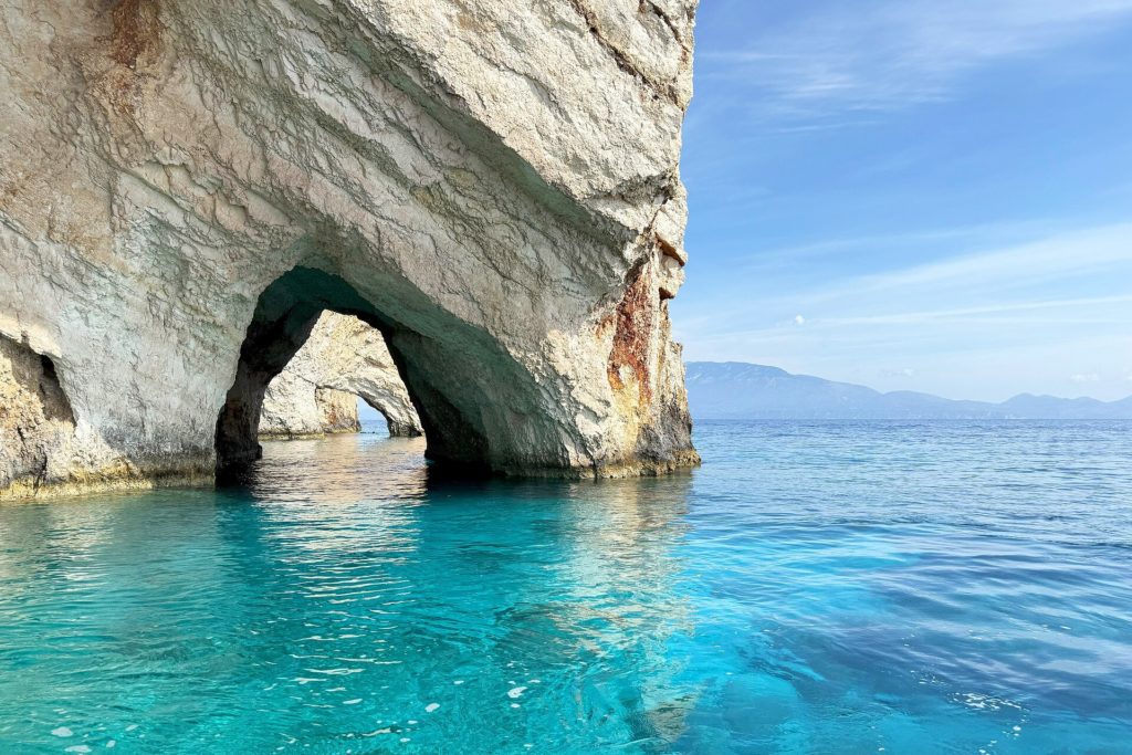 Weißer Felsbogen über türkisfarbenem Wasser an den Blue Caves am Kap Skinari auf Zakynthos