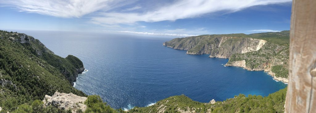 Panorama der bewaldeten Steilküste an der Westküste von Zakynthos bei Kampi mit dem Ionischen Meer