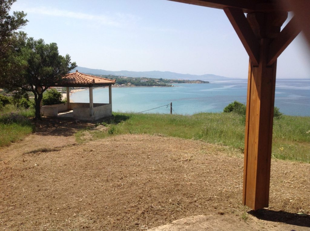Grüne Küste bei Tsilivi mit Pavillon, Bäumen und Blick über das Meer
