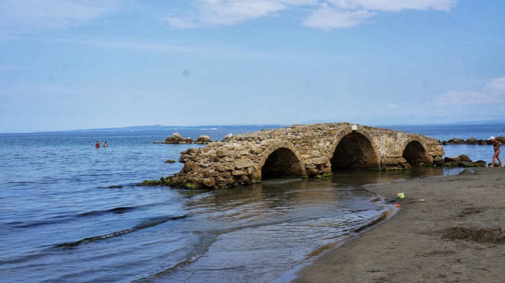 Die alte Bogenbrücke am Strand von Argassi