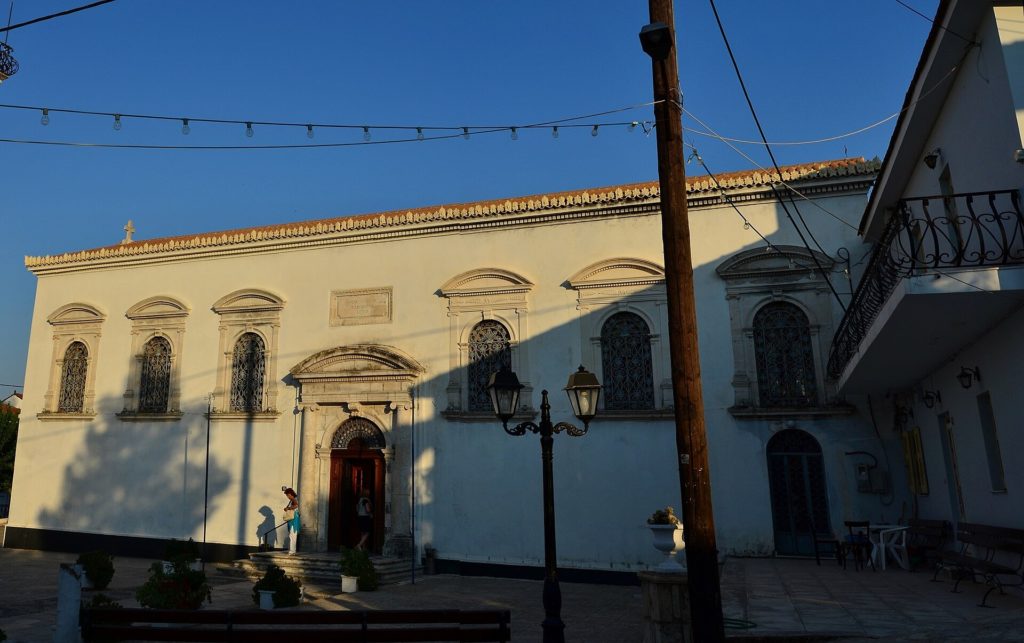 Helle Fassade der Kirche Agia Mavra in Machairado