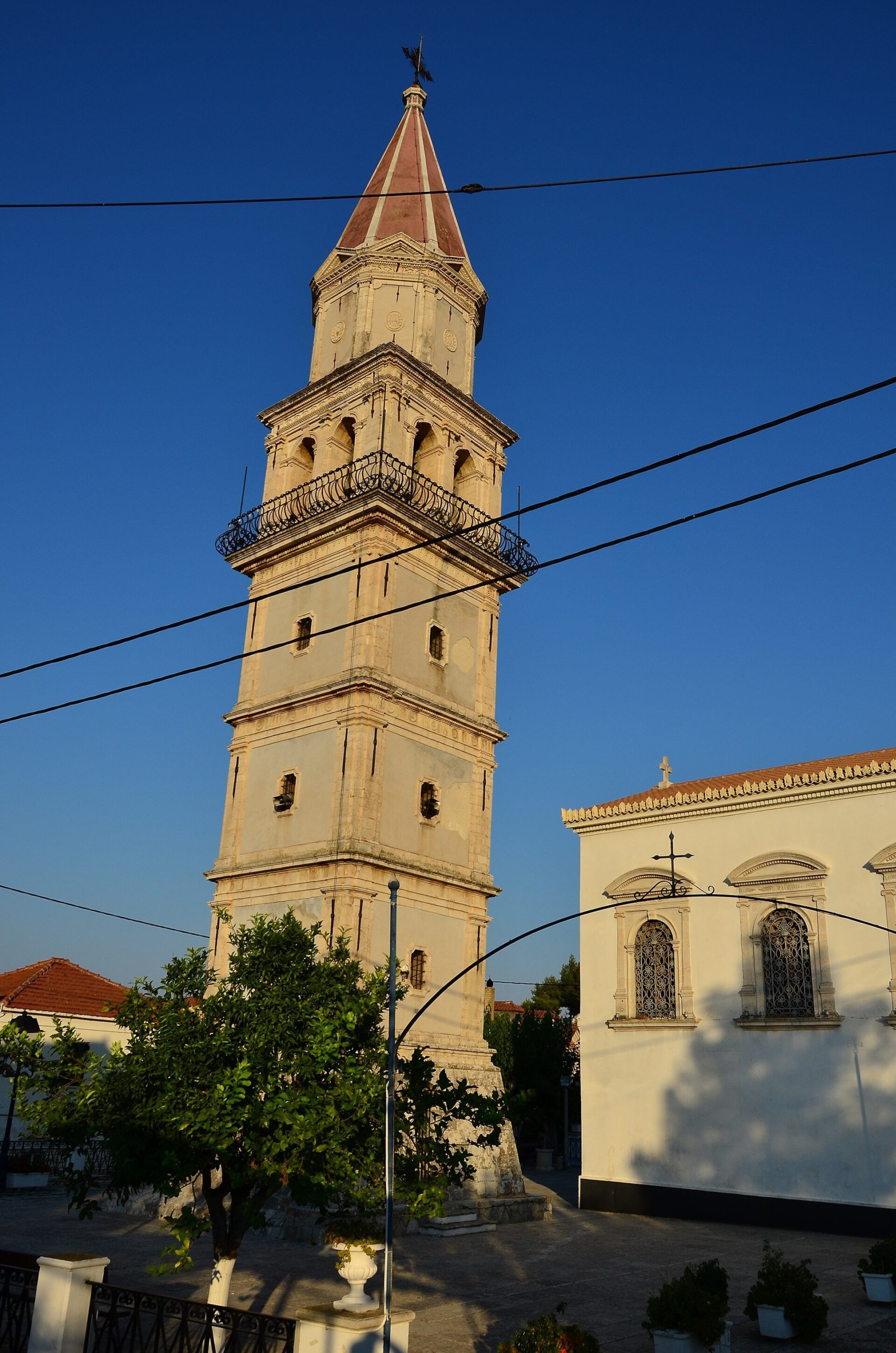 Hoher steinerner Glockenturm der Kirche Agia Mavra in Machairado