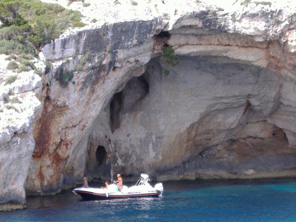 Ein Boot vor einer der Höhlen der Blue Caves