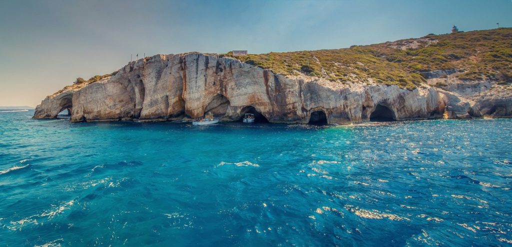 Felsküste mit Höhlen bei den Blue Caves im Norden von Zakynthos