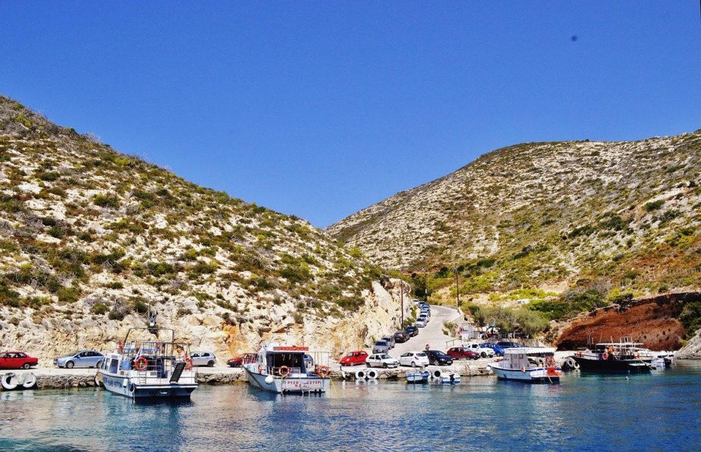 Kleine Boote in einer Felsbucht auf Zakynthos
