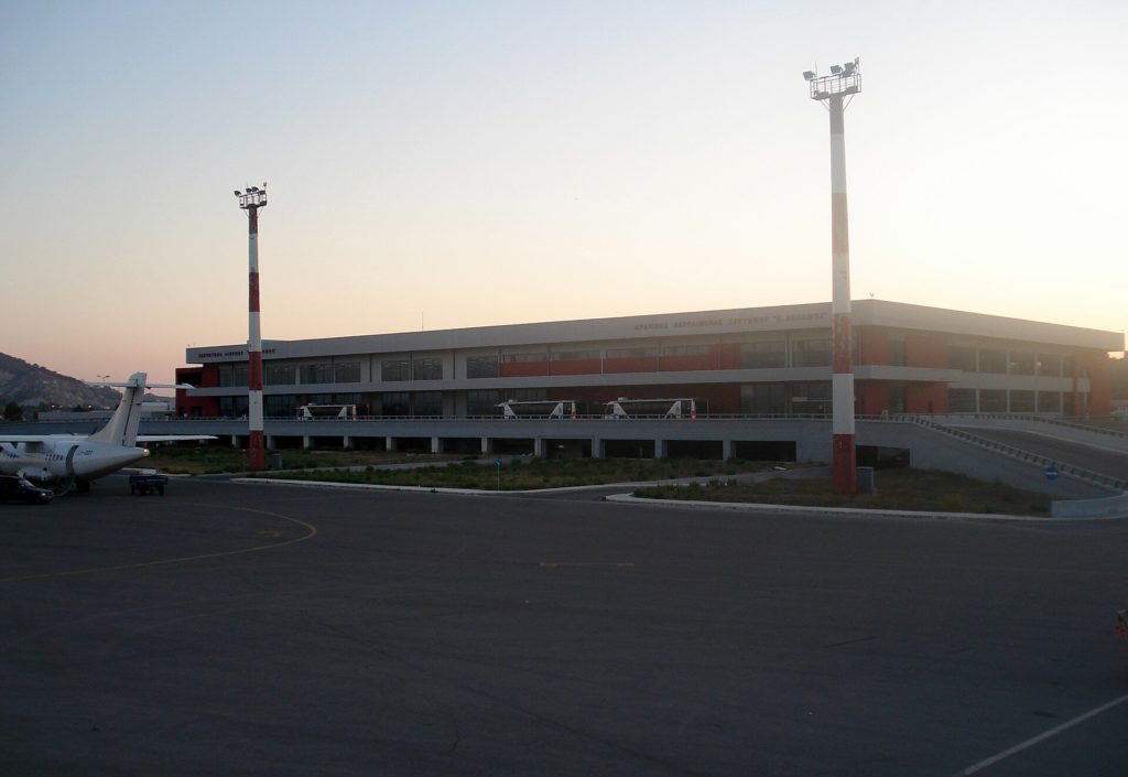 Terminal des Flughafens Zakynthos in der Abenddämmerung mit Flutlichtmasten