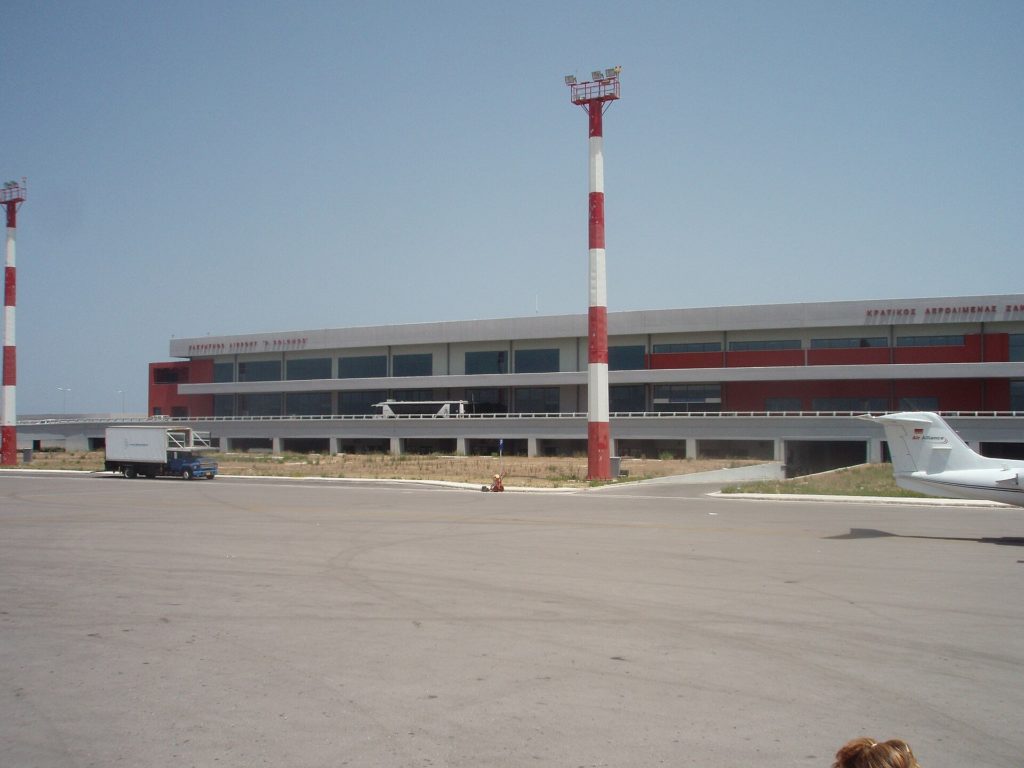 Terminalgebäude des Flughafens Zakynthos vom Vorfeld aus gesehen