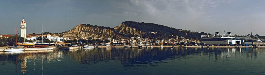 Panorama von Zakynthos-Stadt mit Hafen, Glockenturm und dem Hügel Bochali