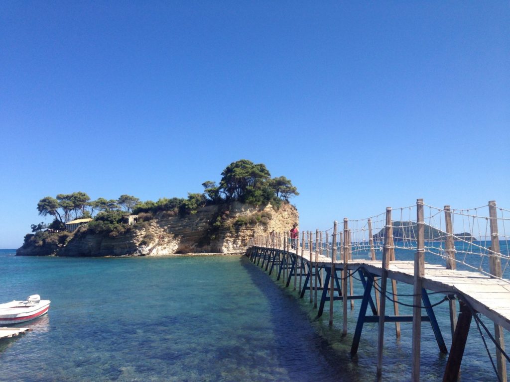 Die kleine Insel Cameo vor Agios Sostis mit der Holzbrücke zum Festland