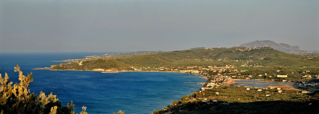 Panorama der Bucht von Alikanas und Alykes an der Nordostküste von Zakynthos mit der Ebene der früheren Salinen