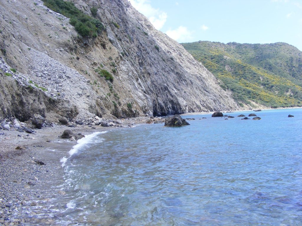 Felsküste am Strand von Dafni