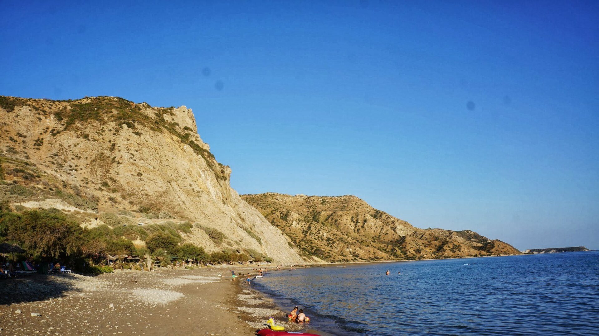 Der Strand von Dafni mit Lehmhang