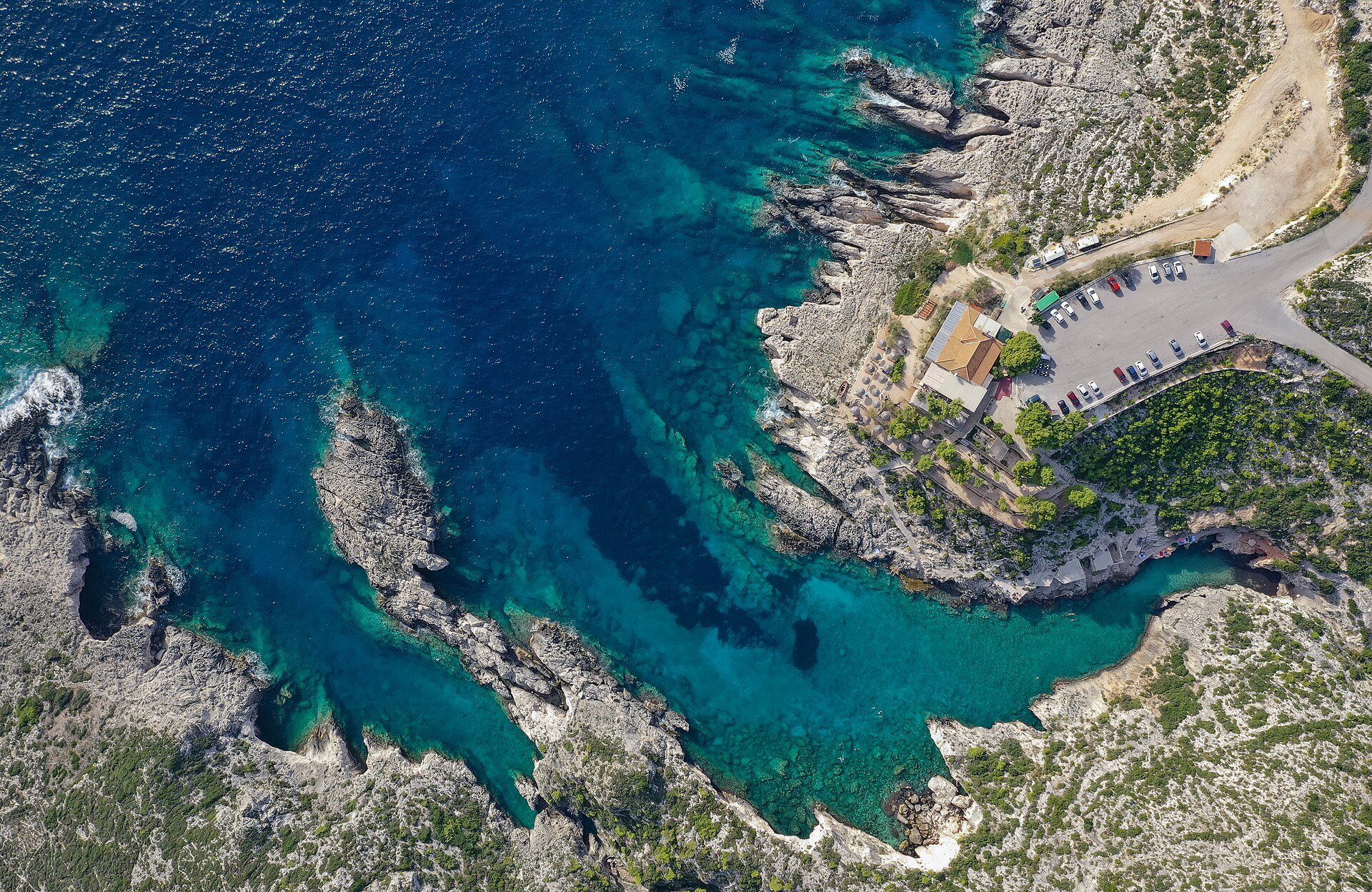 Luftbild der felsigen Bucht Porto Limnionas an der Westküste von Zakynthos mit türkisfarbenem Wasser