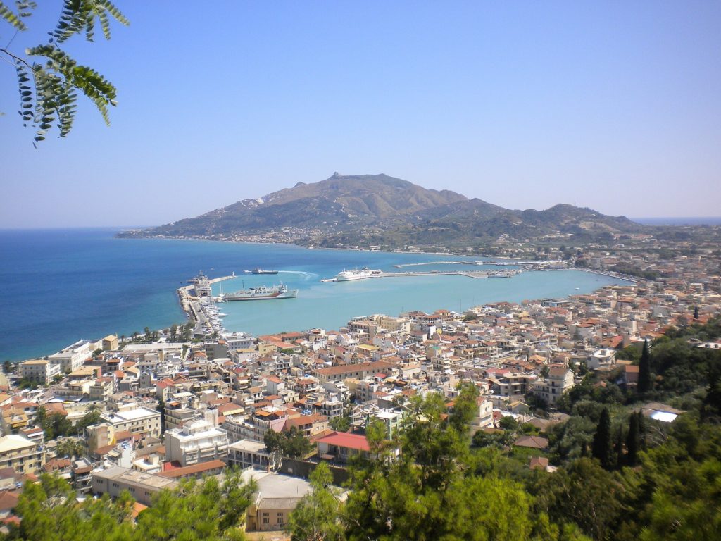 Blick vom Hügel Bochali über die Dächer von Zakynthos-Stadt auf den Hafen und den Berg Skopos