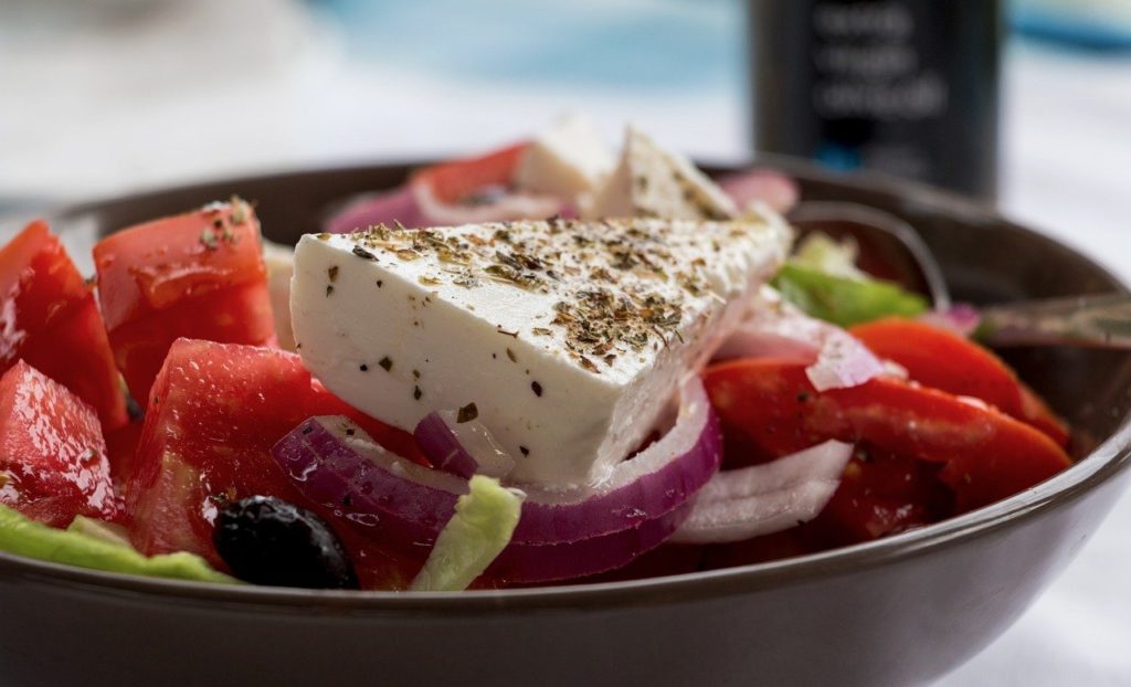Schale mit Tomaten, Zwiebeln, Oliven und einem Stück Feta mit Oregano
