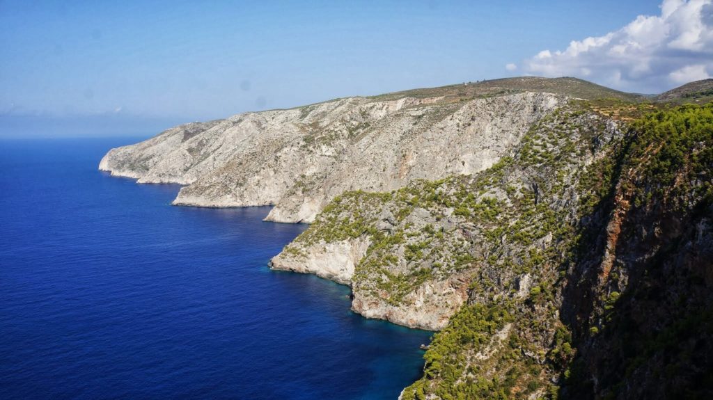 Weiße Kalksteinklippen bei Kampi fallen steil ins tiefblaue Meer ab