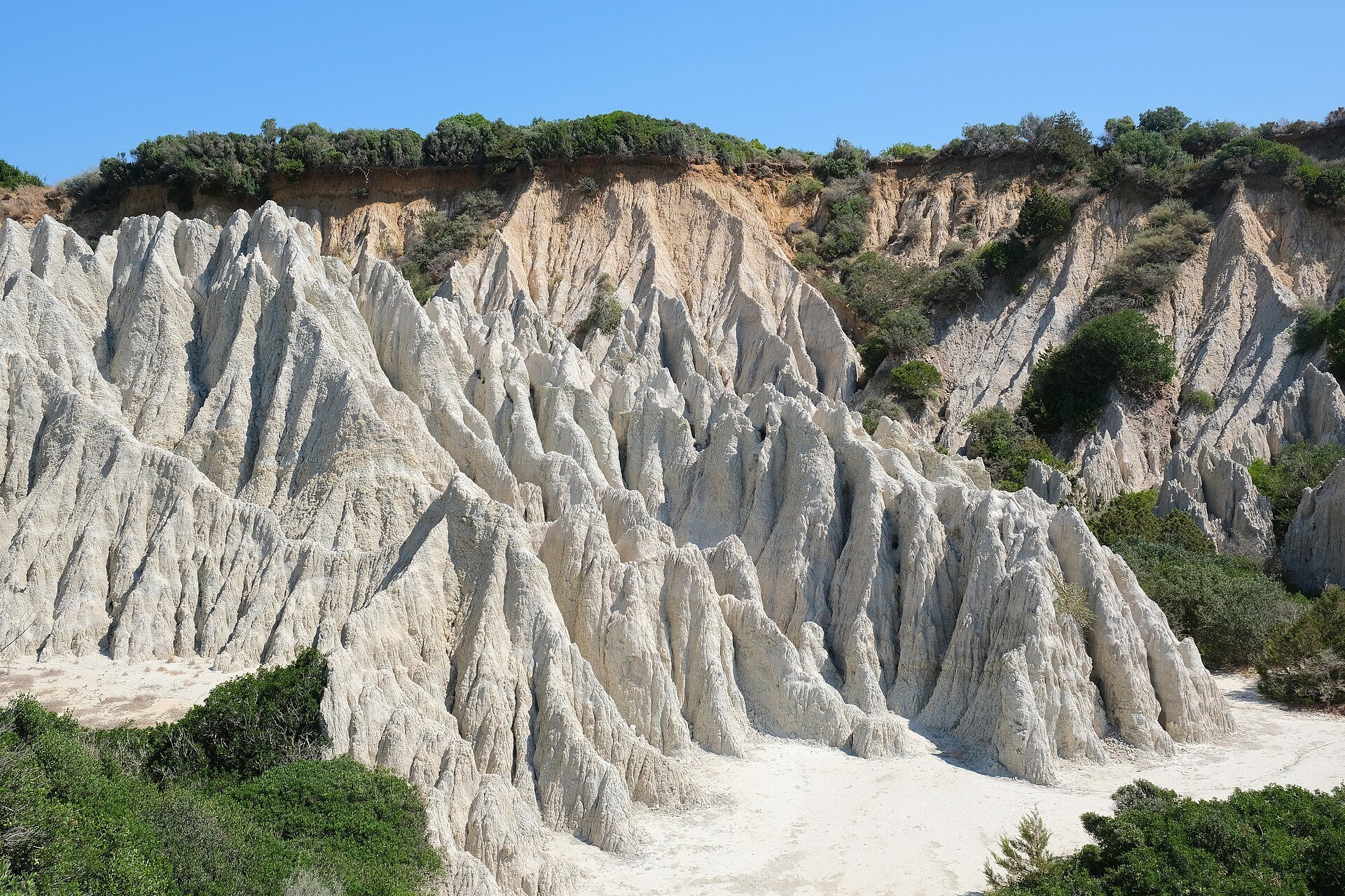 Helle Erosionsformen bei Gerakas im Südosten der Insel