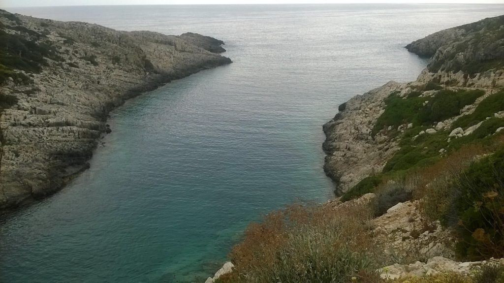 Der schmale Fjord bei Korakonisi