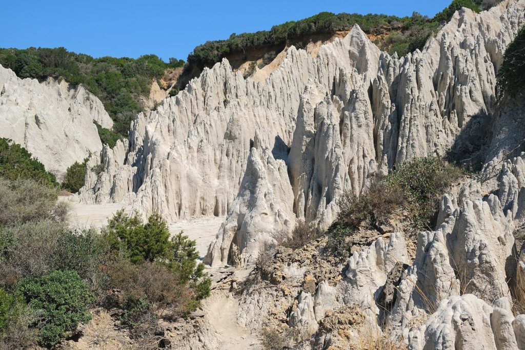 Erosionsformen im hellen Gestein bei Gerakas