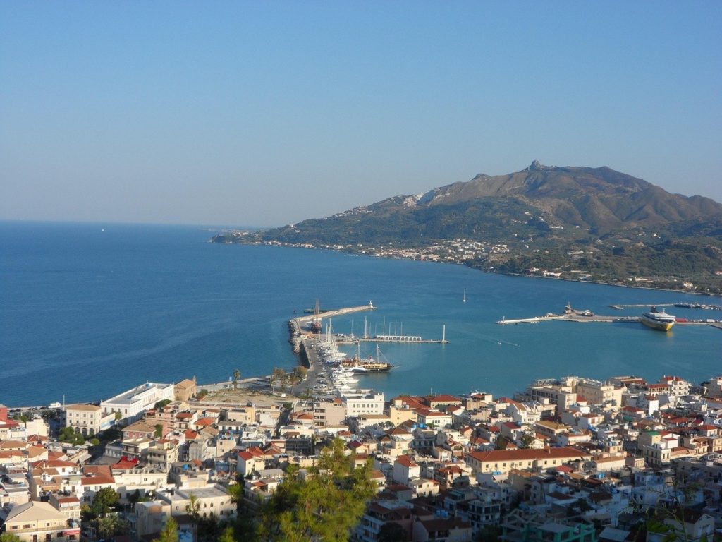 Blick von oben auf die Häuser von Zakynthos-Stadt, den Hafen und die Halbinsel