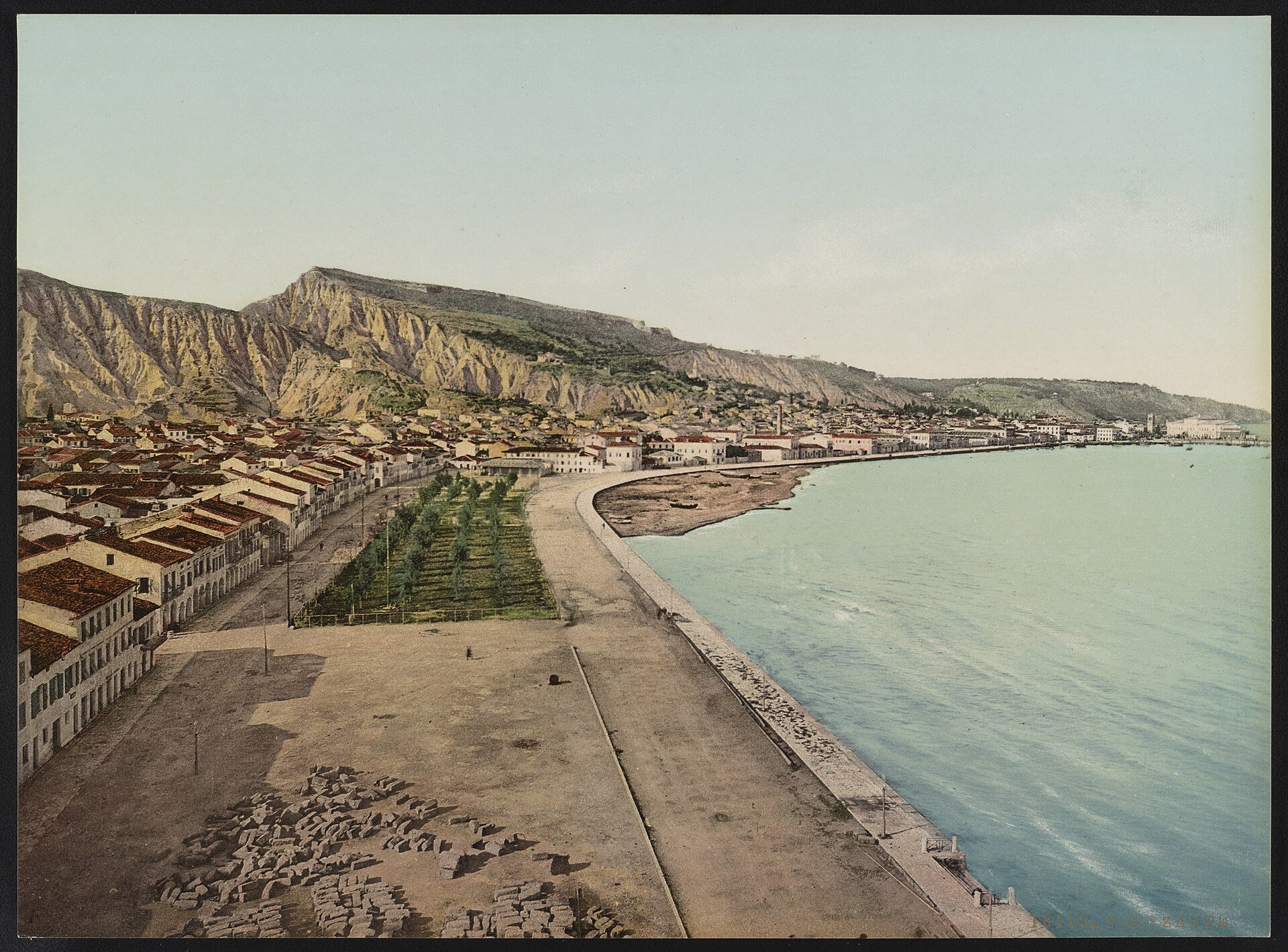 Historischer Farbdruck der Stadt Zakynthos mit Uferpromenade und Hügeln