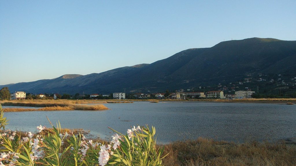 Feuchtgebiet in der Ebene von Alykes, dahinter bewaldete Berge