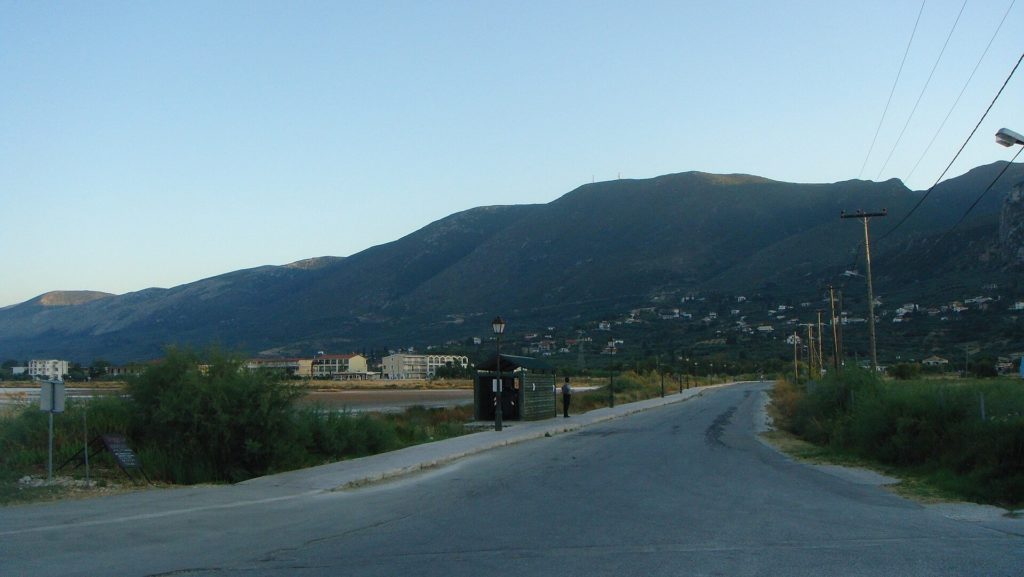 Landstraße in der Ebene von Alykes vor den Bergen des Vrachionas