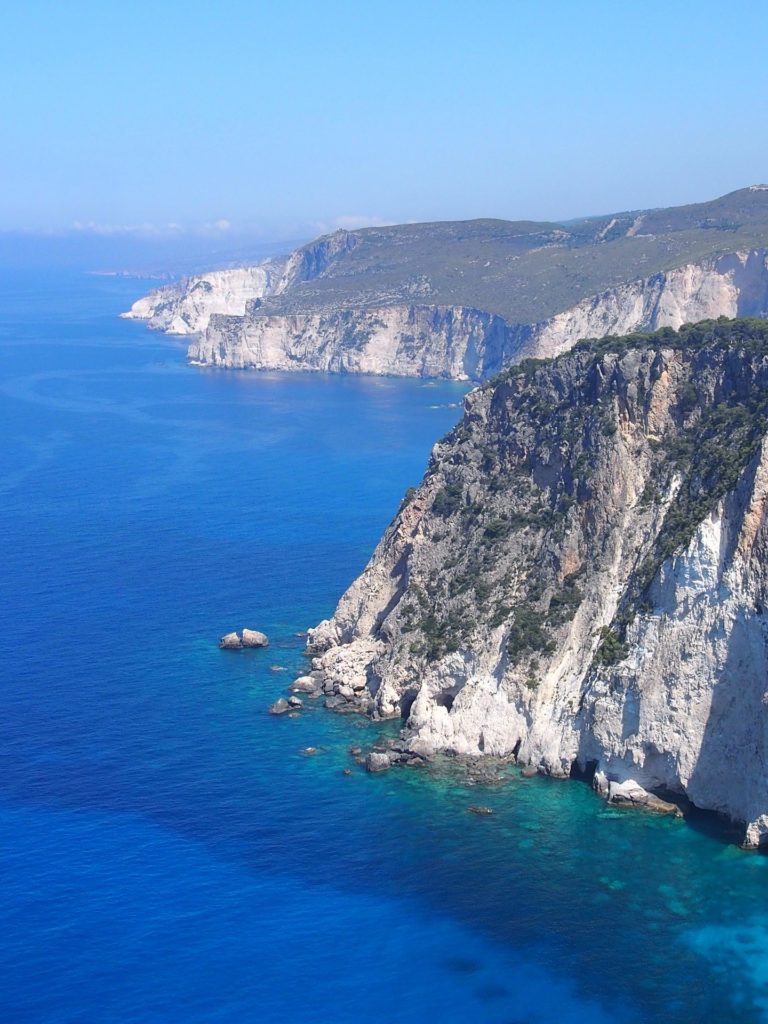 Blick vom Leuchtturm Keri auf die steile Felsküste im Südwesten von Zakynthos