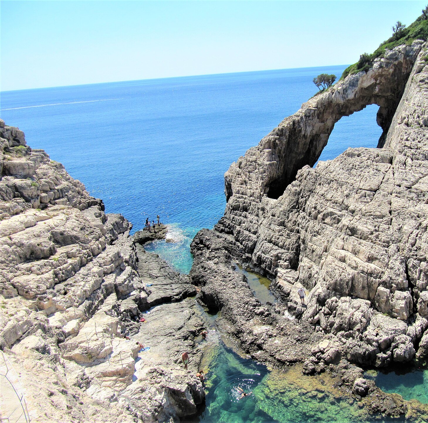 Hoher natürlicher Felsbogen aus hellem Kalkstein an der Westküste von Zakynthos