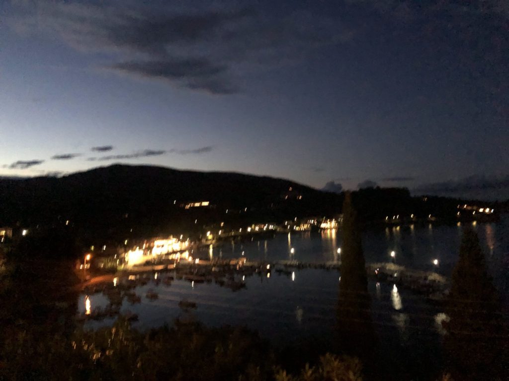 Die Lichter von Limni Keri und des Hafens bei Nacht