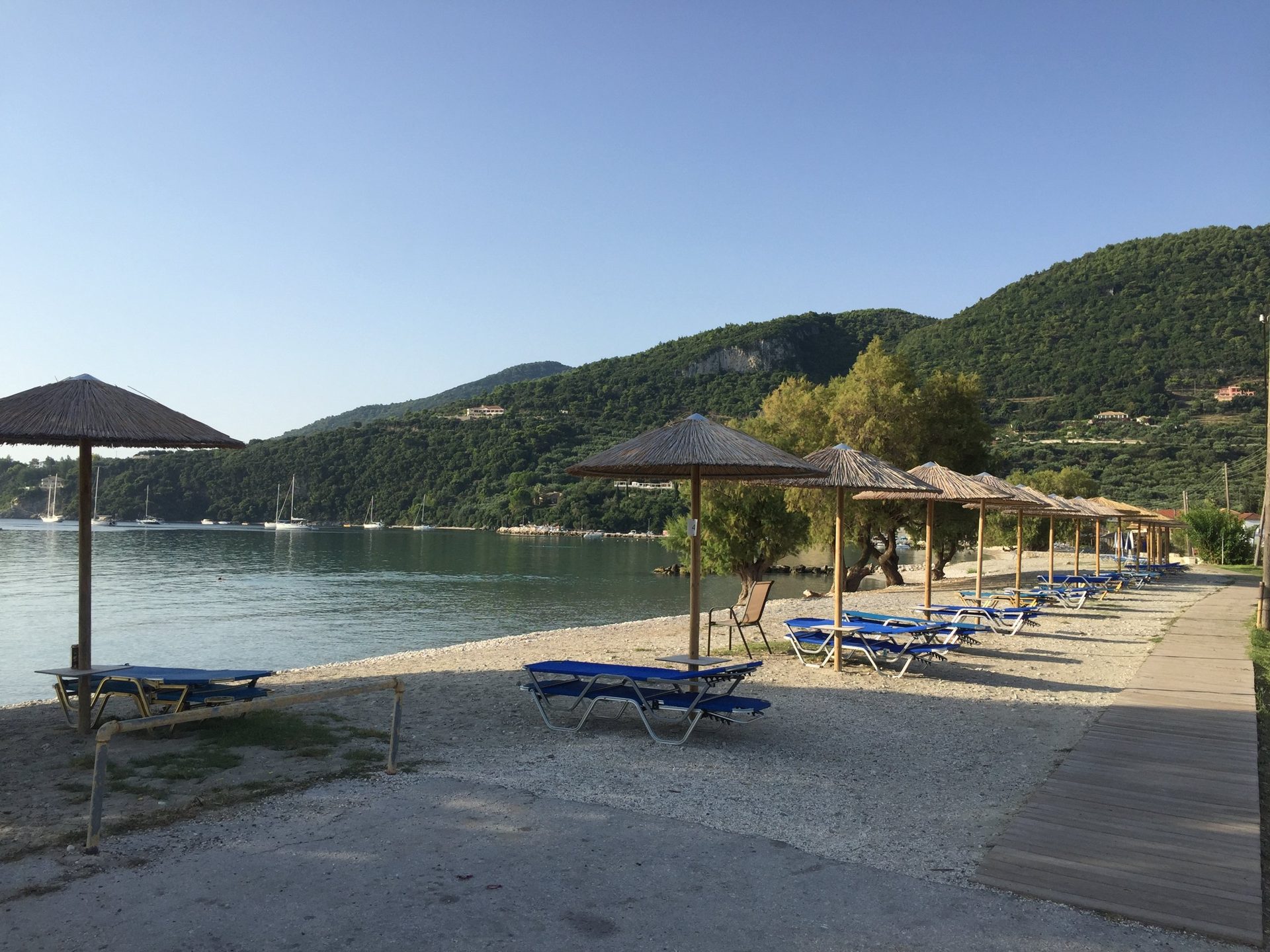 Liegen und Strohschirme am Strand von Limni Keri am Morgen