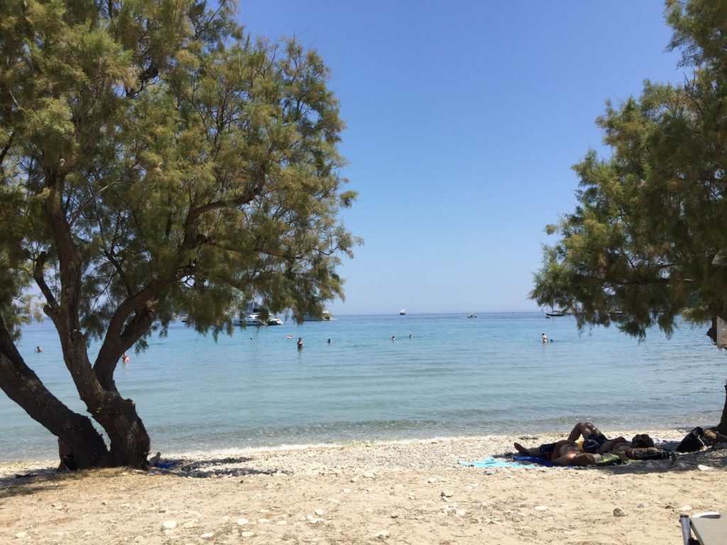 Schattige Bäume am Kiesstrand von Limni Keri, Zakynthos