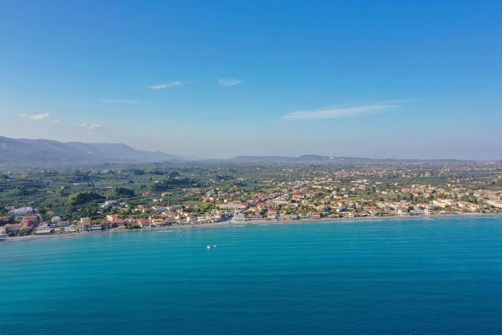 Luftbild der Bucht von Laganas mit Strand und Ebene
