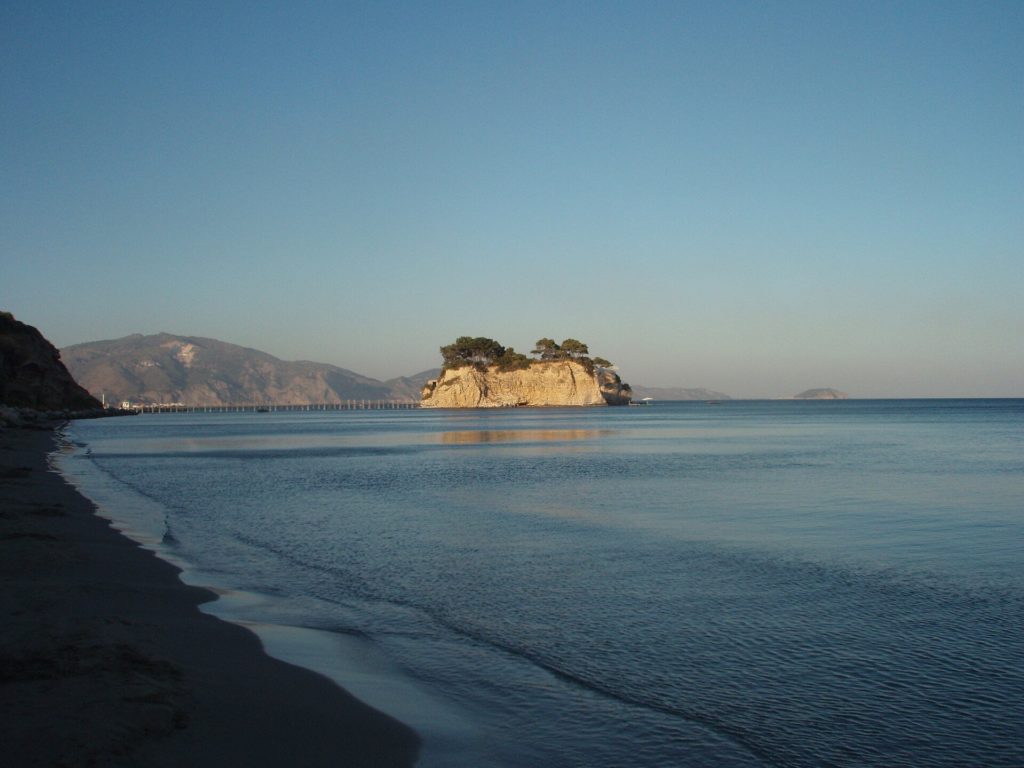 Die bewaldete Felsinsel Agios Sostis vor der Küste