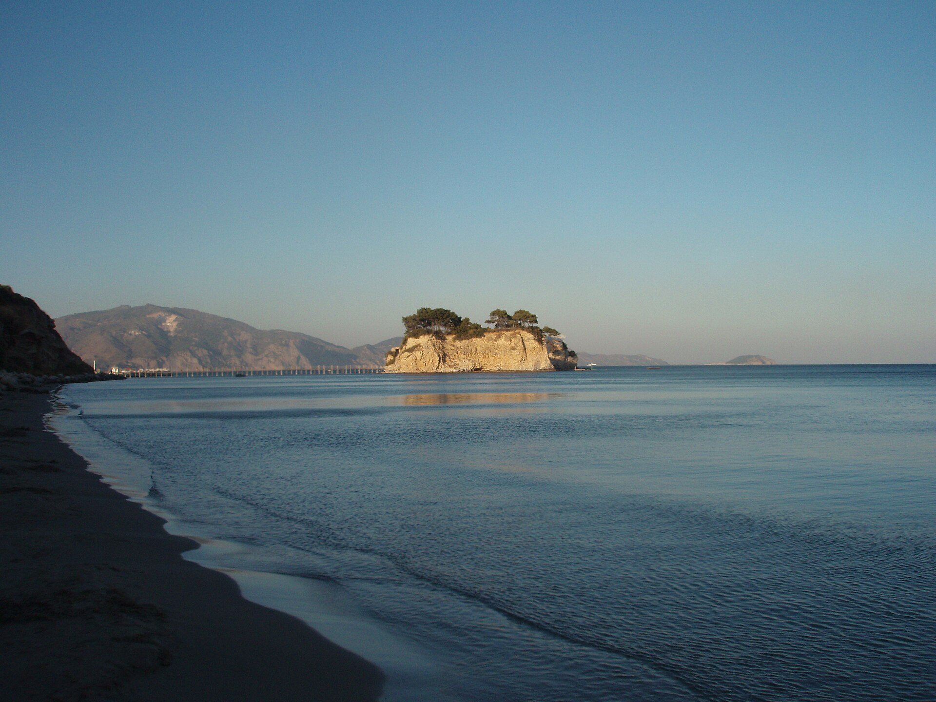 Die bewaldete Felsinsel Agios Sostis vor der Küste
