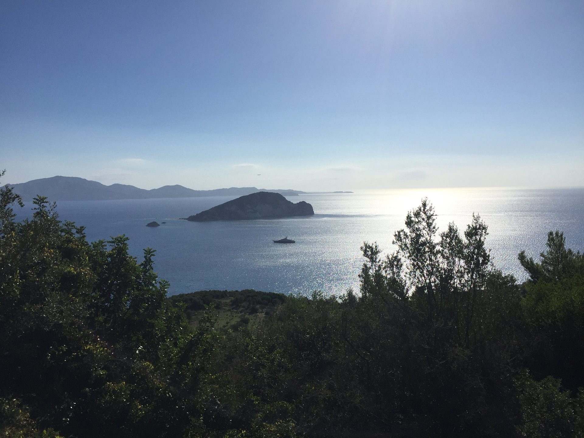 Marathonisi im Gegenlicht, von den Hängen oberhalb der Bucht gesehen