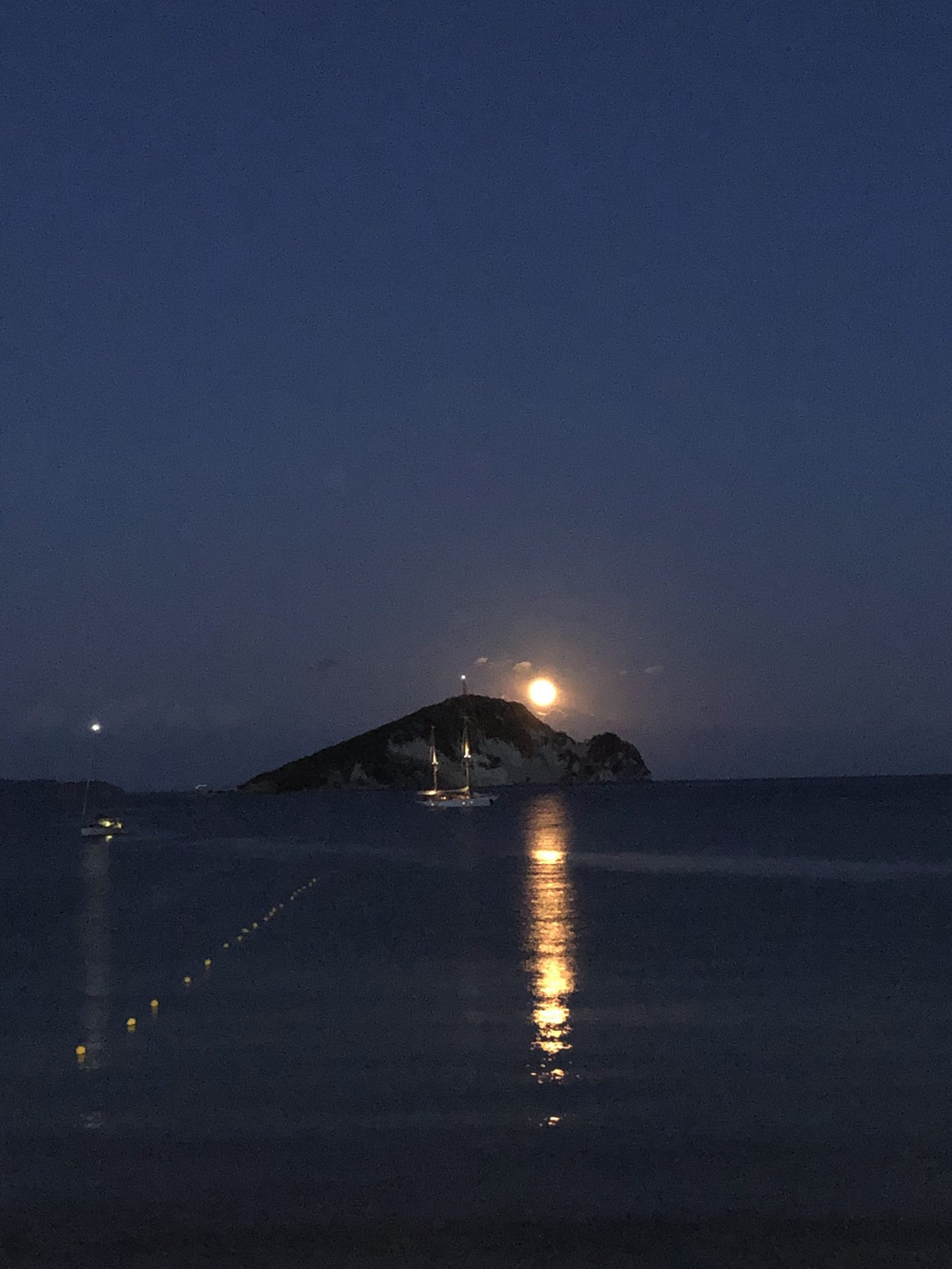 Der Mond geht über Marathonisi auf und spiegelt sich im Meer