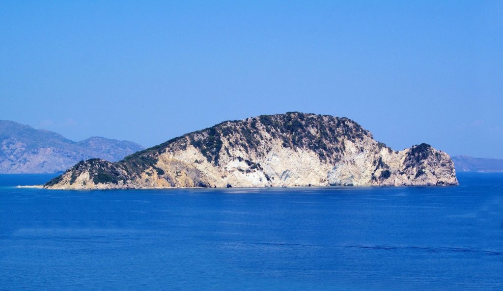 Die Insel Marathonisi in der Bucht von Laganas, von der Seite gesehen