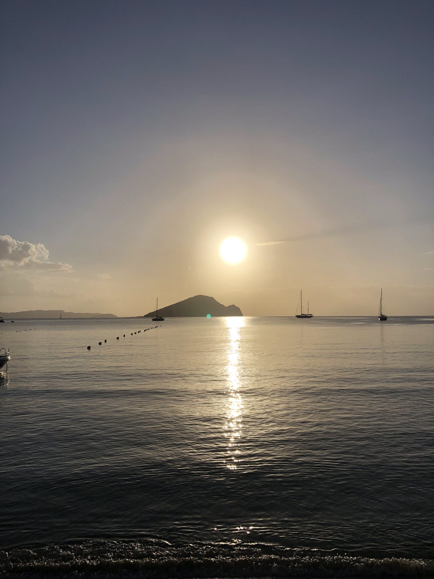 Tief stehende Sonne über dem Meer, davor Marathonisi