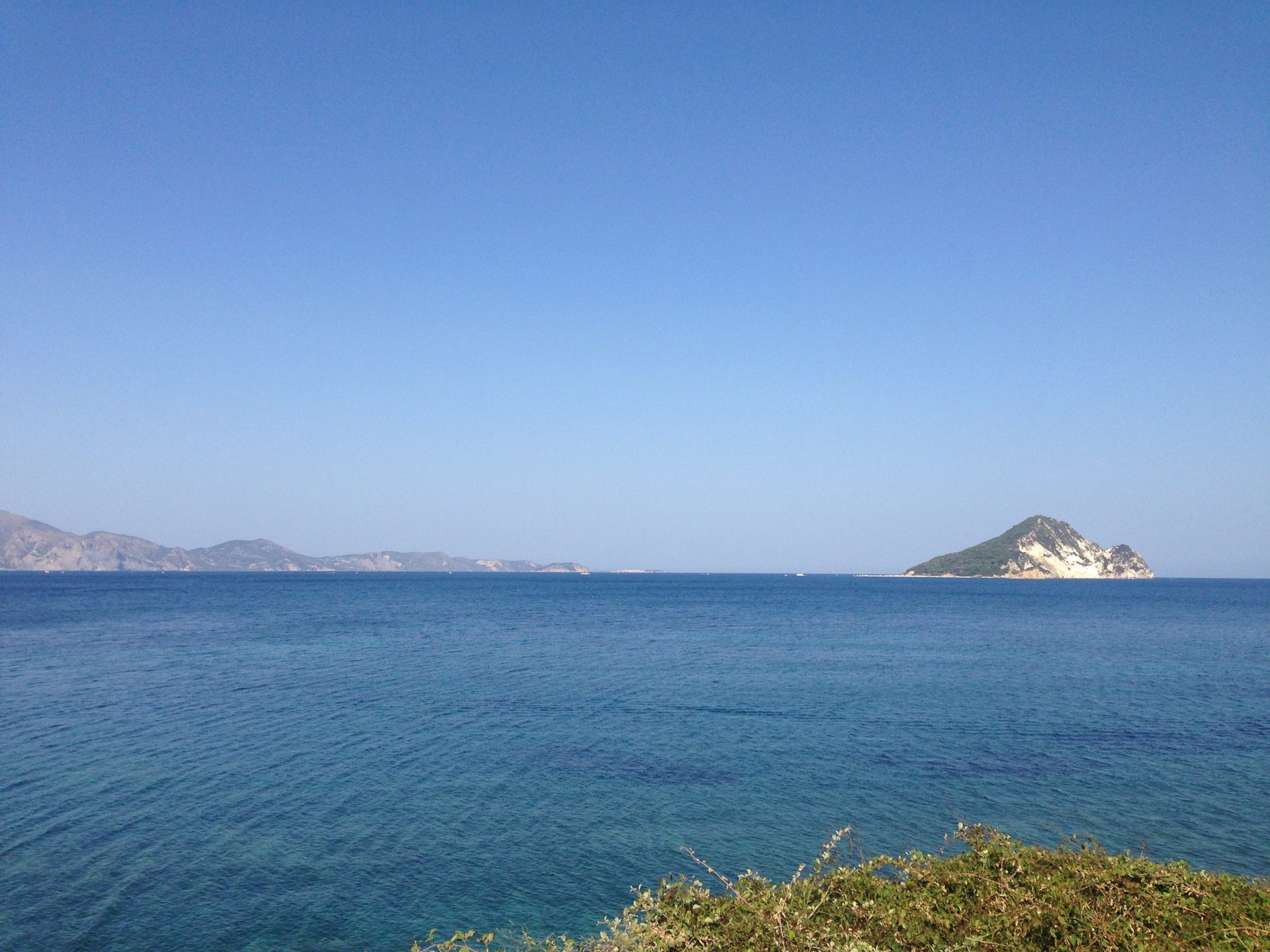Ruhiges Meer, am Horizont Marathonisi