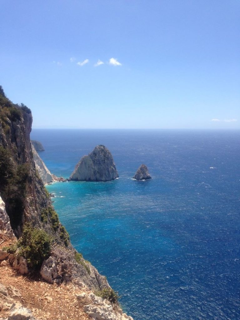 Die Mizithres-Felsen vor der Steilküste von Keri im Südwesten von Zakynthos