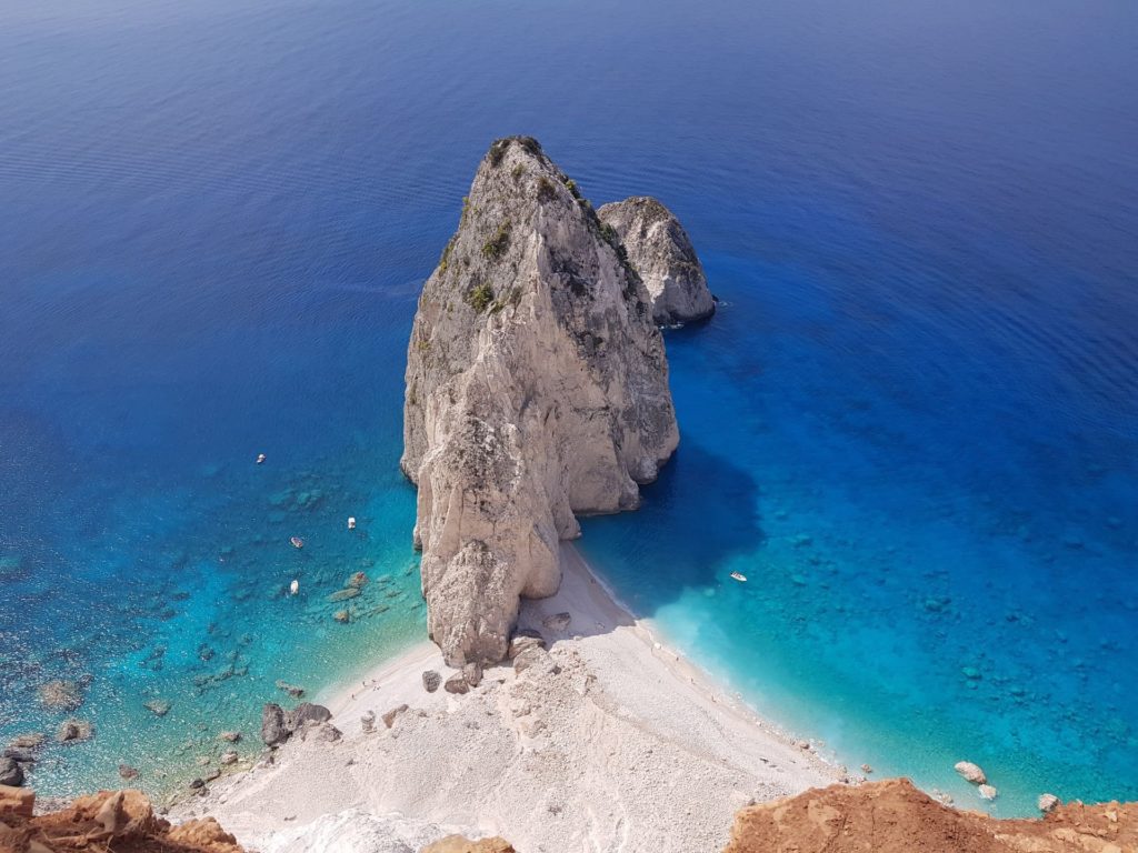Luftbild der zwei Mizithres-Felsen im klaren Wasser vor der Südwestküste von Zakynthos