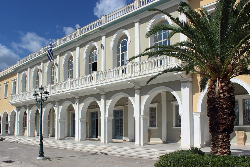 Neoklassizistisches Museumsgebäude mit Säulenhalle und Palme am Solomos-Platz