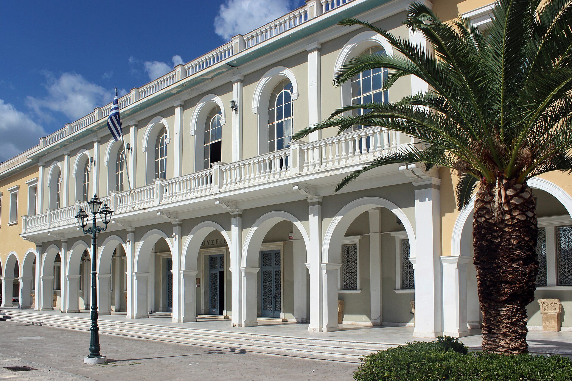 Neoklassizistisches Museumsgebäude mit Säulenhalle und Palme am Solomos-Platz